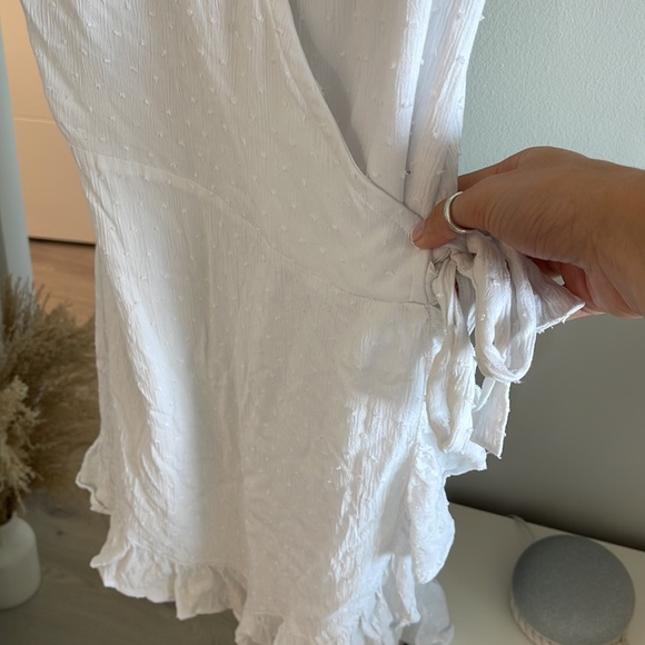 Hollister white wrap-dress with side tie. Size S - Picture 3 of 4